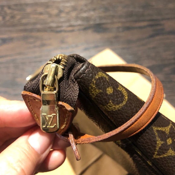 Authentic Louis Vuitton Monogram pochette - Picture 8 of 13